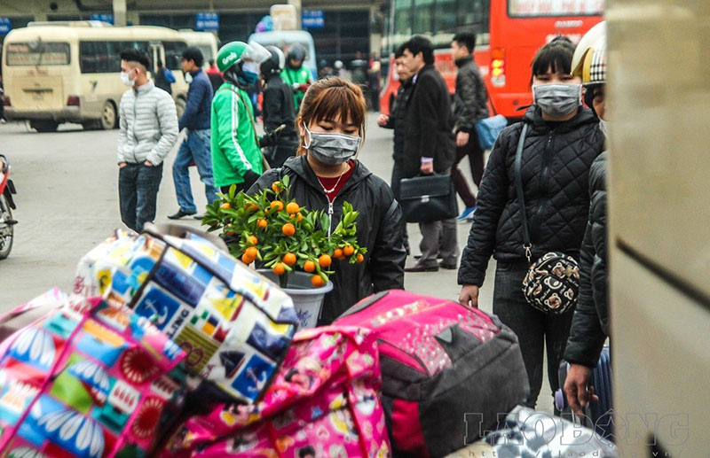 Người dân lỉnh kỉnh đồ, chen nhau lên xe về quê nghỉ Tết